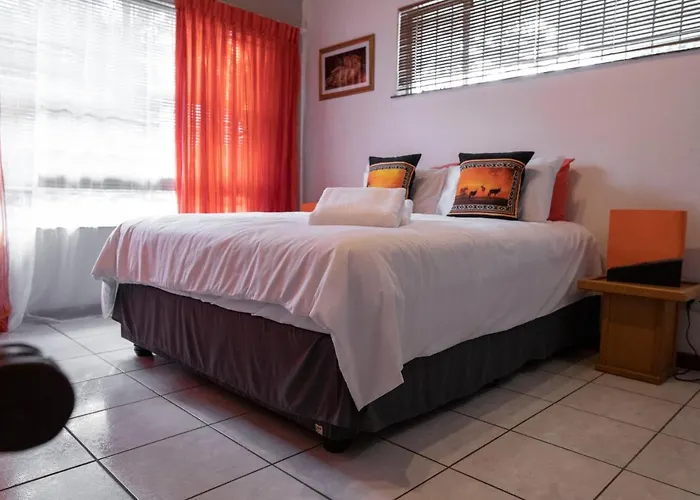 Lyronne Guest House, Shuttle And Tours