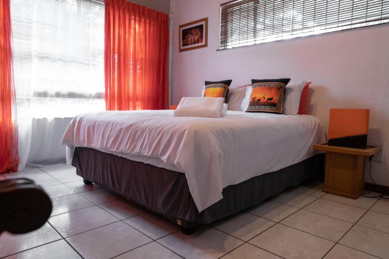 Guest house Lyronne Guest House, Shuttle And Tours Cape Town