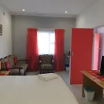Lyronne Guest House, Shuttle And Tours