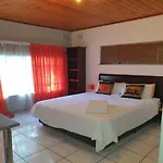 Lyronne Guest House, Shuttle And Tours