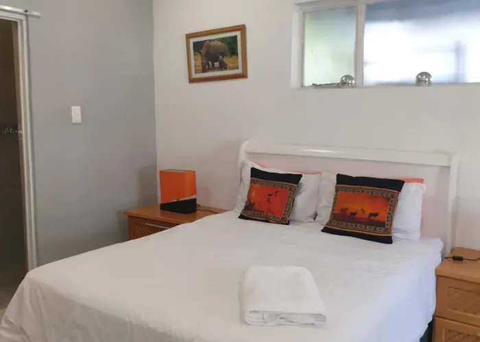 Lyronne Guest House, Shuttle And Tours