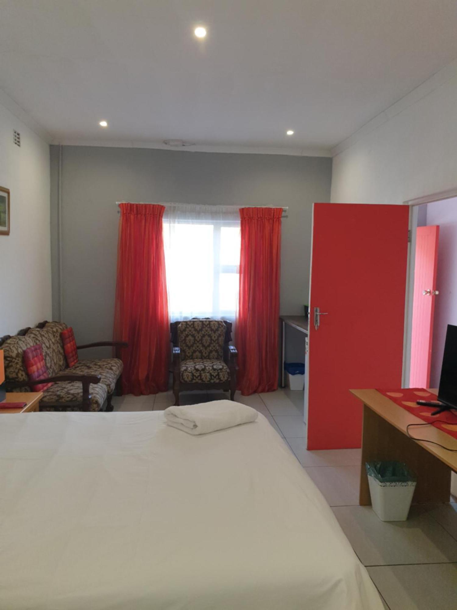 Lyronne Guest House, Shuttle And Tours Guest house